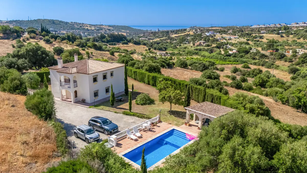 Detached Villa for sale in Estepona — photo 1