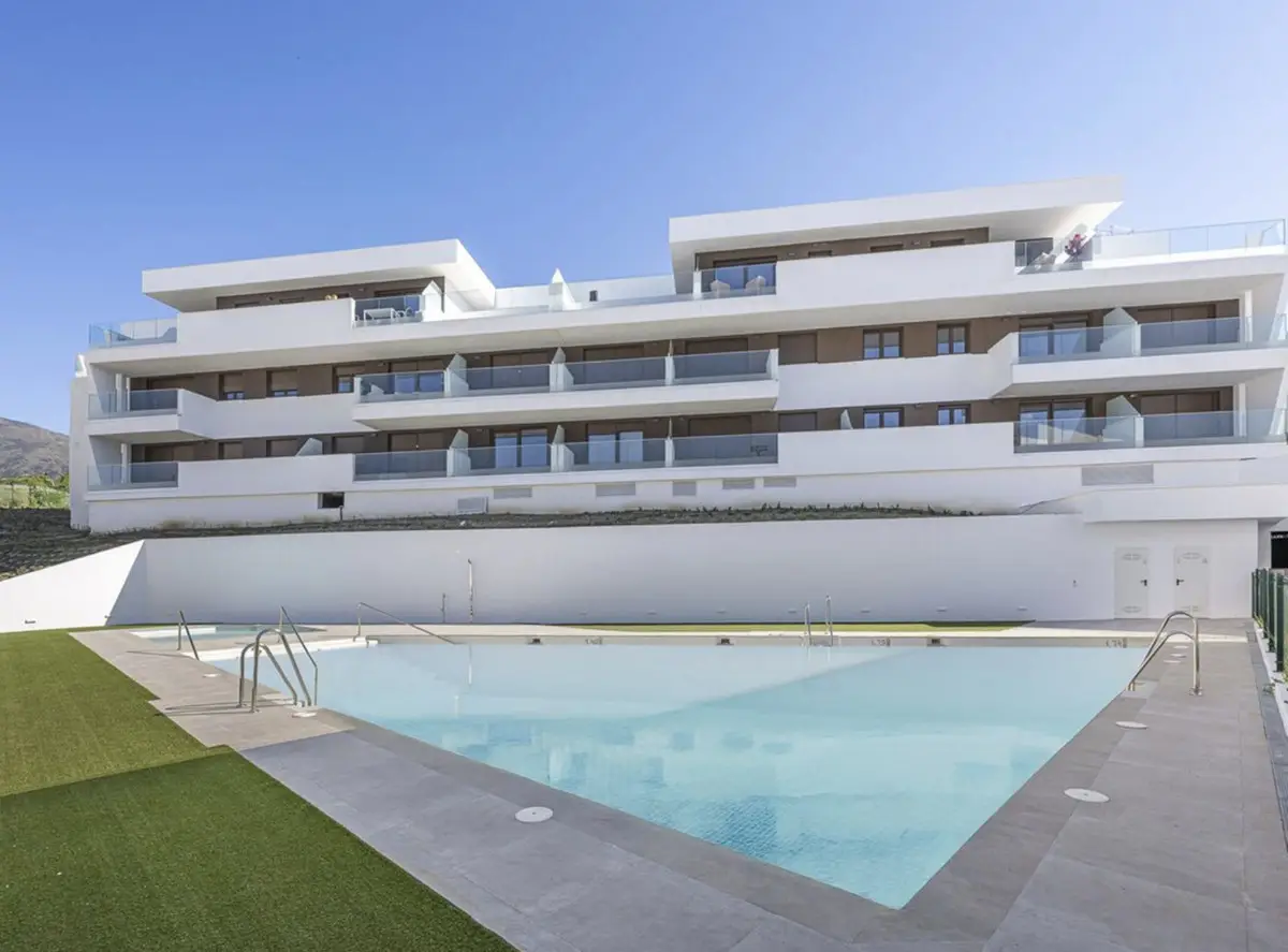 Middle Floor Apartment for sale in Estepona — photo 1
