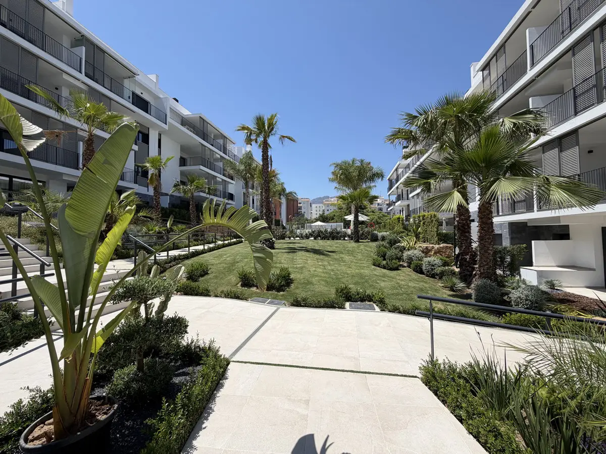 Middle Floor Apartment for sale in Estepona — photo 1