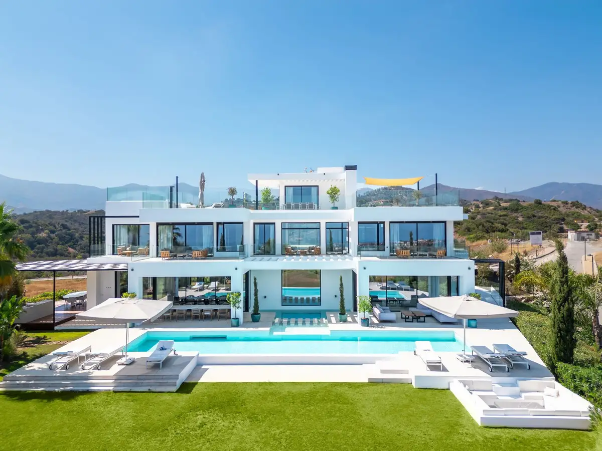 Detached Villa for sale in Estepona — photo 1