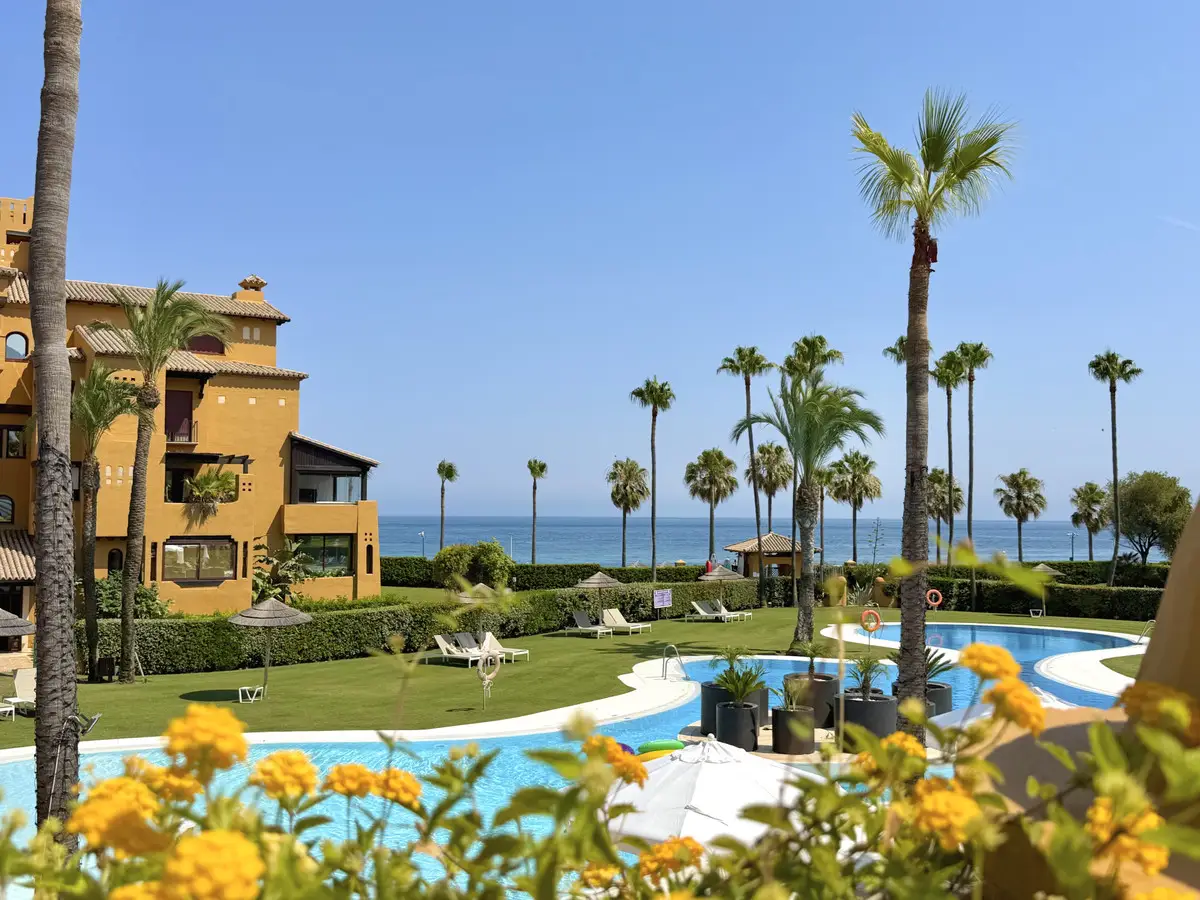 Middle Floor Apartment for sale in Estepona — photo 1