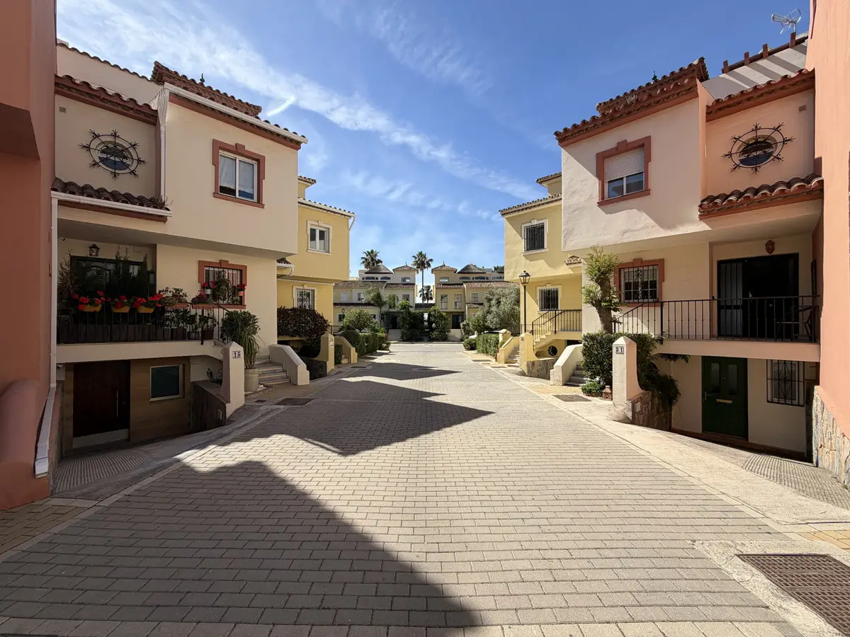 Townhouse for sale in Estepona — photo 1