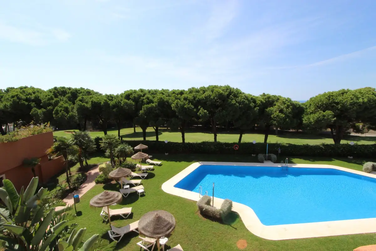 Middle Floor Apartment for sale in Cabopino — photo 1