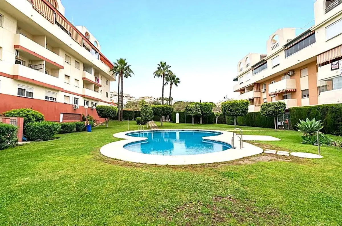 Middle Floor Apartment for sale in Estepona — photo 1