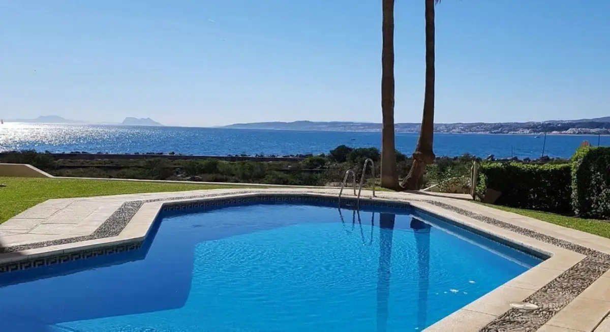 Middle Floor Apartment for sale in Estepona — photo 1