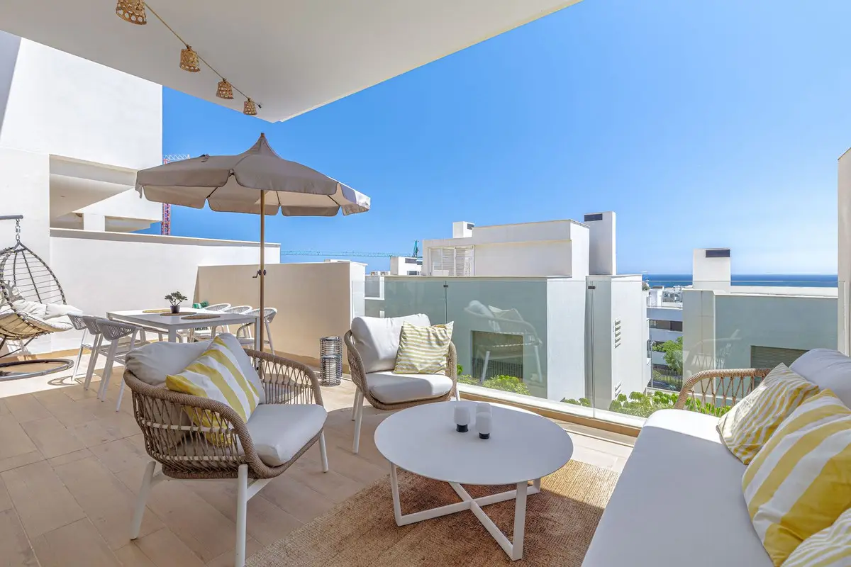 Middle Floor Apartment for sale in Estepona — photo 1