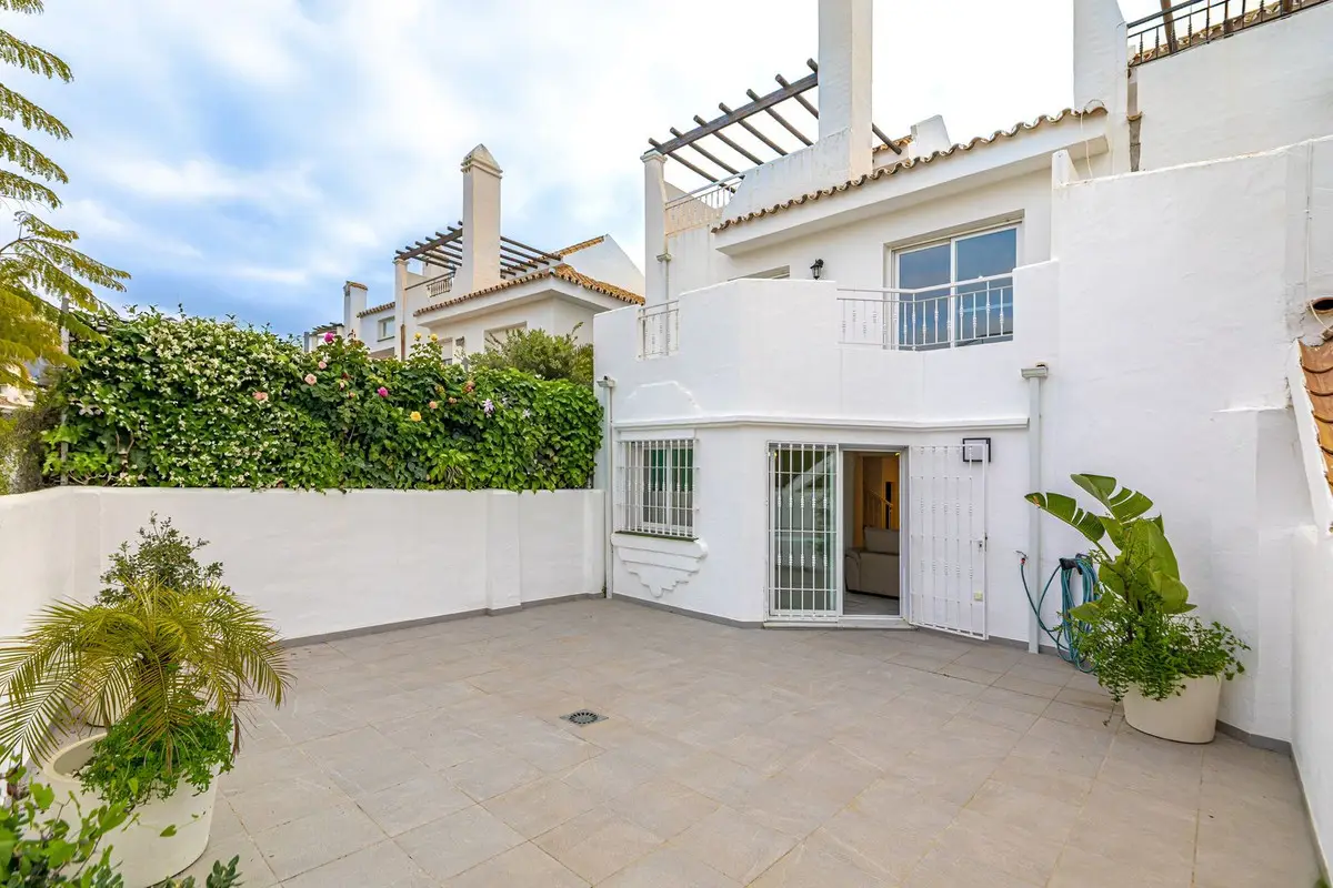 Townhouse for sale in Nueva Andalucía — photo 1