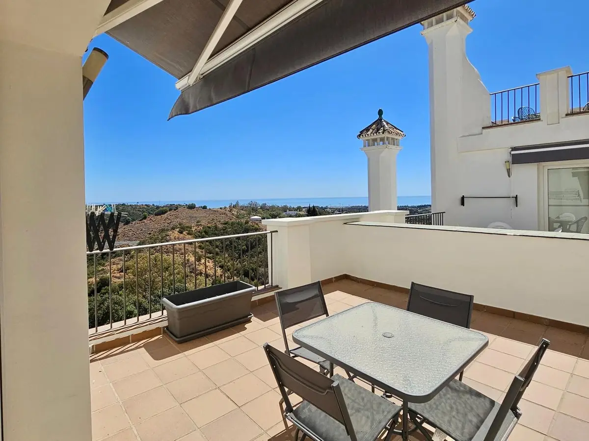 Middle Floor Apartment for sale in Estepona — photo 1