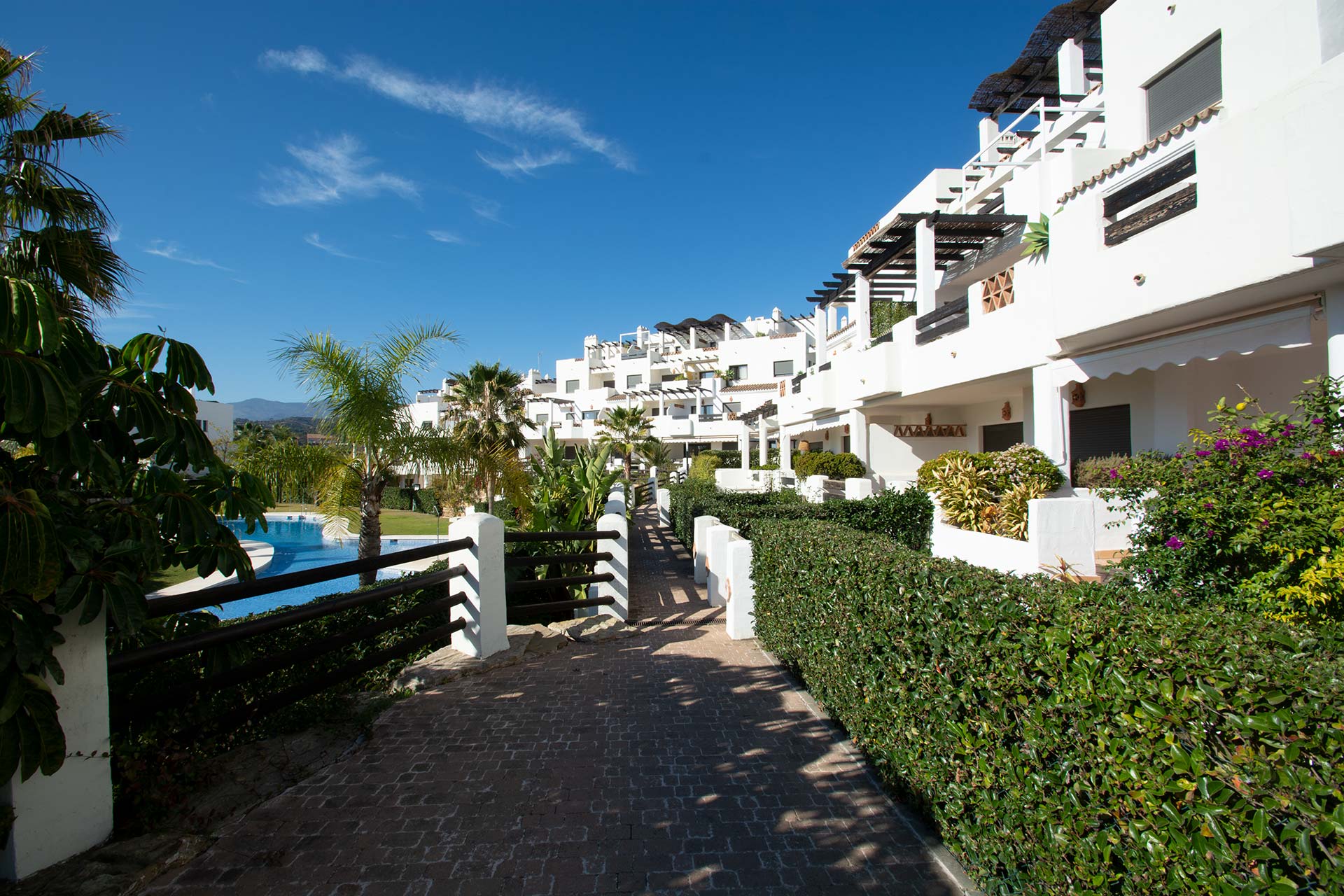 LUXURIOUS DUPLEX PENTHOUSE WITH PANORAMIC VIEWS IN SELWO, ESTEPONA