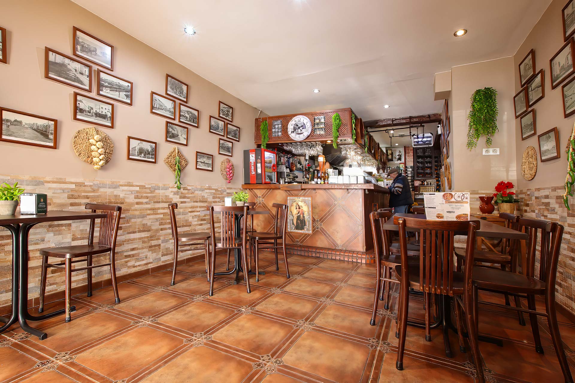 El interior del restaurante desprende un ambiente de bar de tapas español.