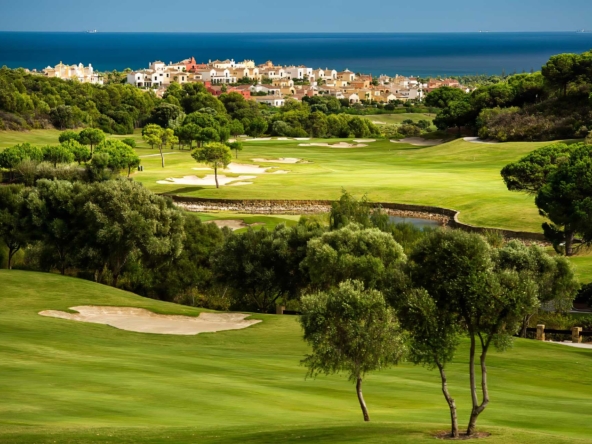 Aruna Golf course in Cabopino with houses and sea view in the background