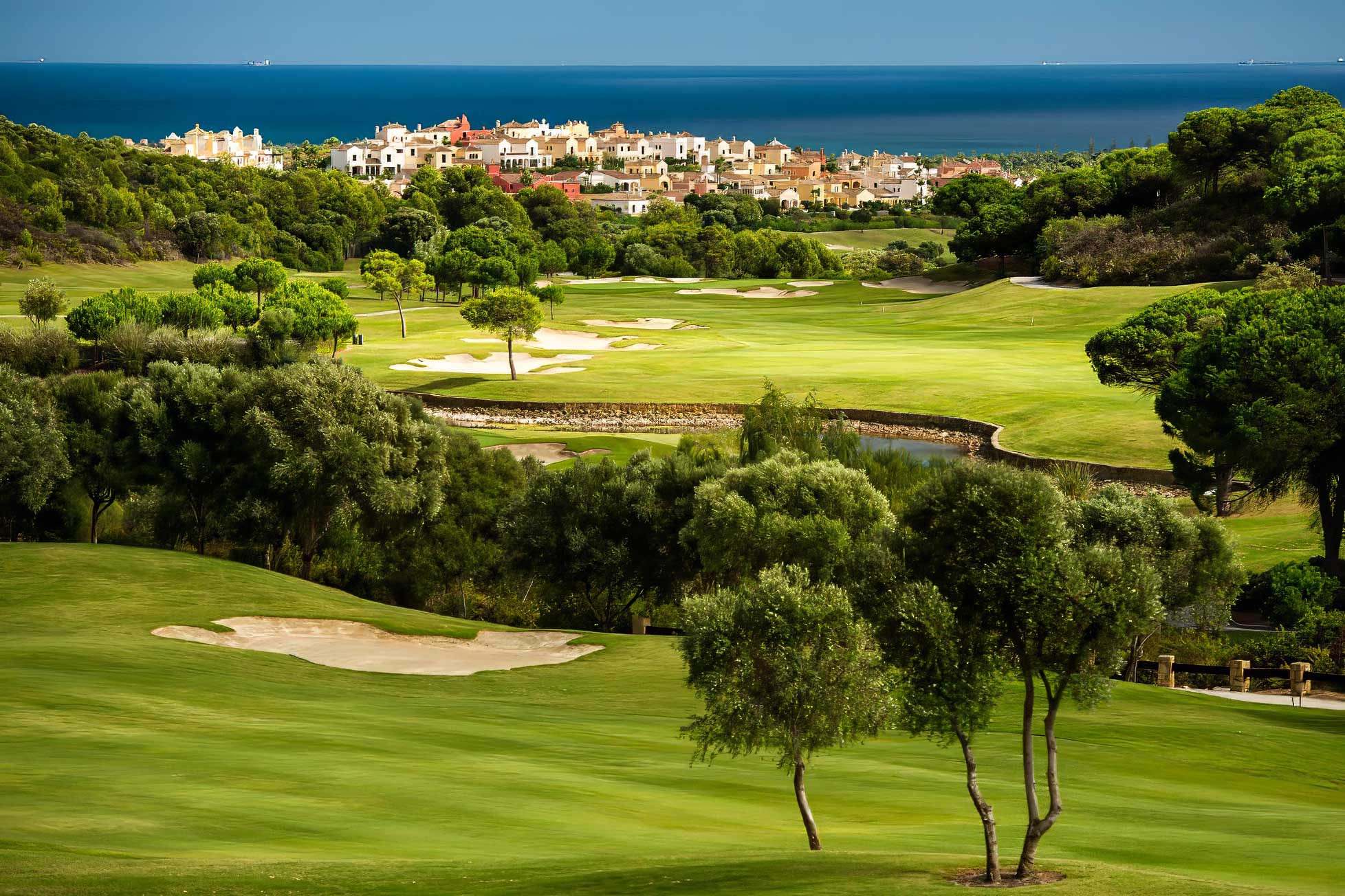 Aruna Golf course in Cabopino with houses and sea view in the background