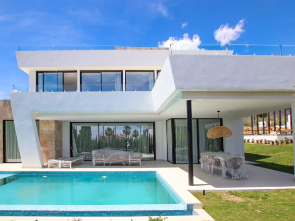 Moderne hvid villa med privat pool og overdækket terrasse i Valle Romano, Estepona.