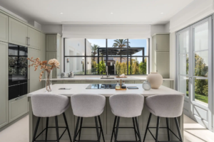 Moderne keuken met kookeiland en groot raam in Villa Valora, Marbella