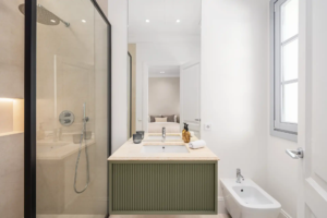 Moderne badkamer met inloopdouche, zwevend wastafelmeubel en raam in Villa Valora