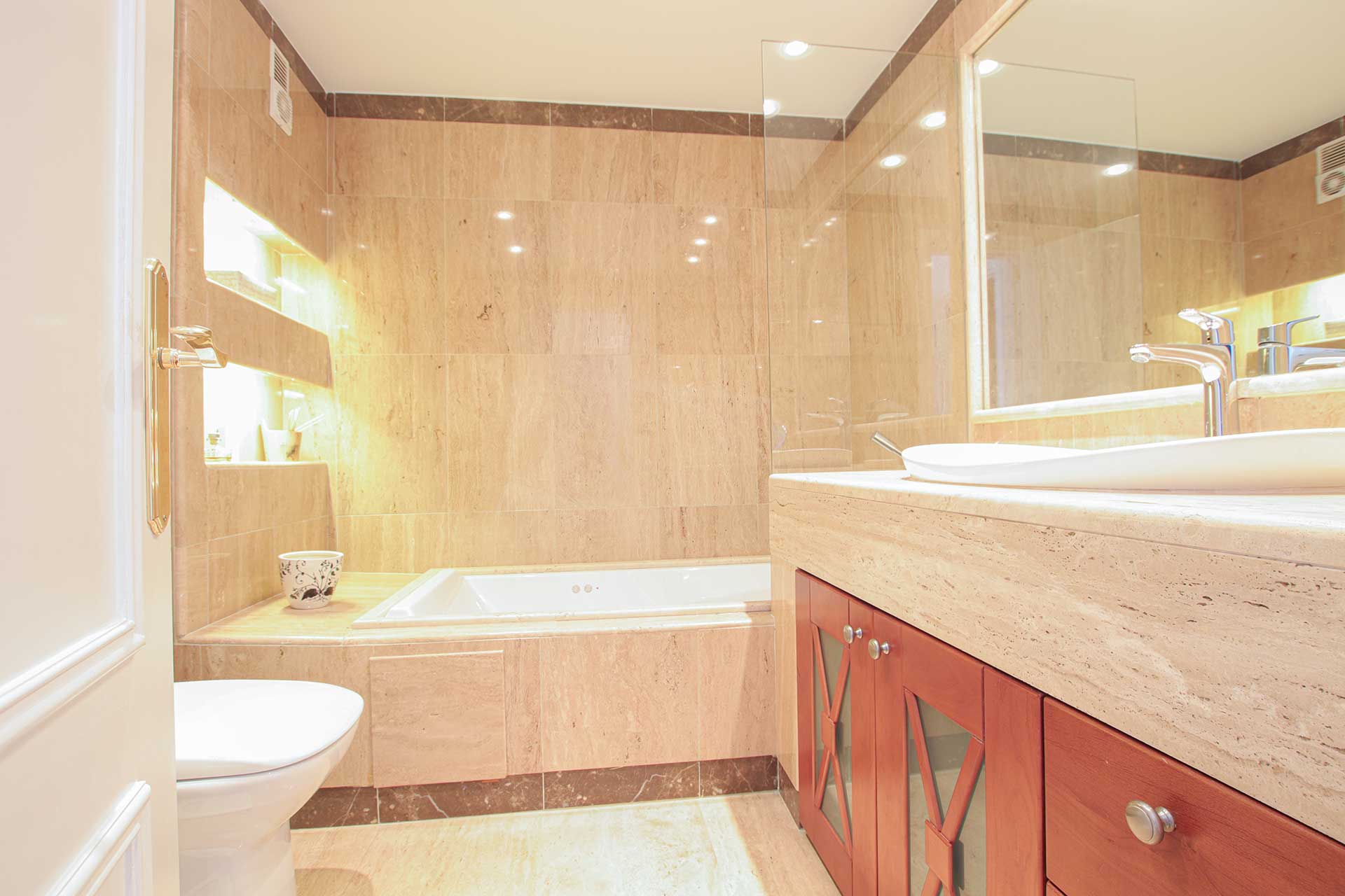 En-suite marble bathroom with hydromassage bath, Cerro Blanco Nueva Andalucia