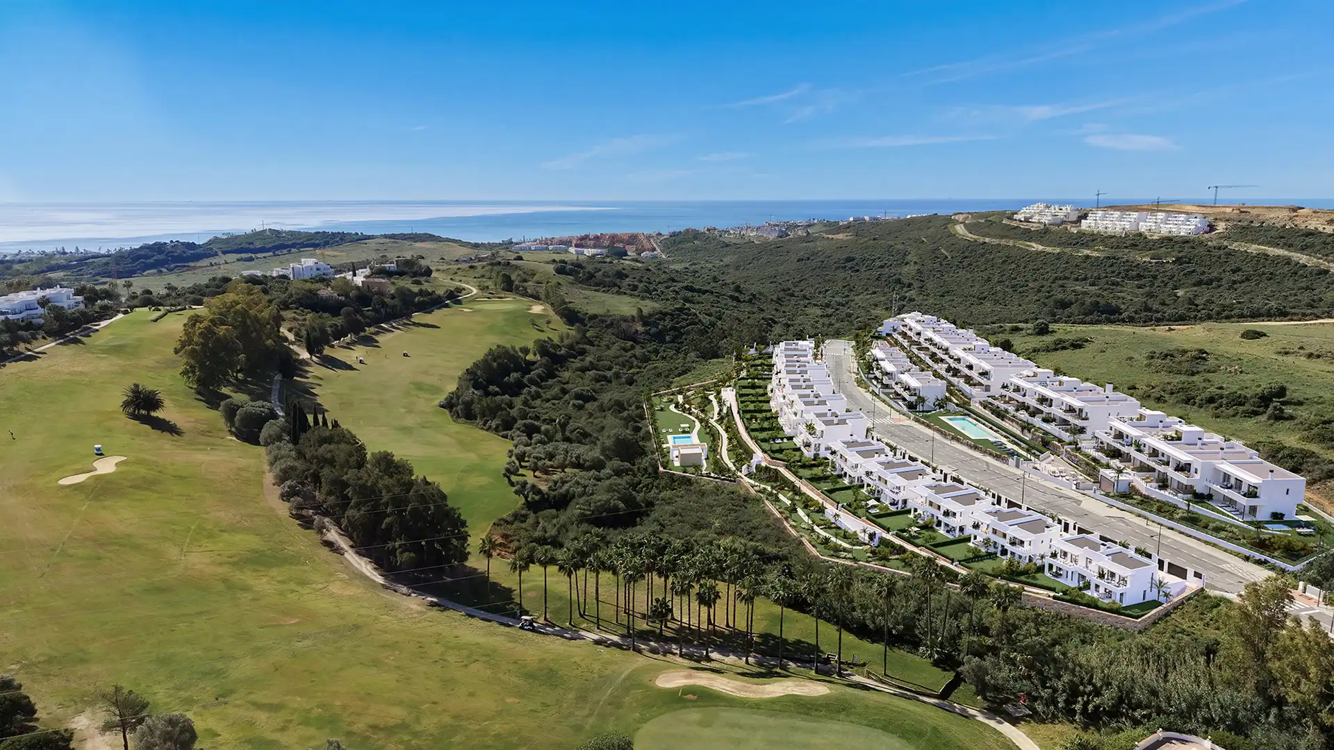 Apron Estepona white villas overlooking a golf course and the Mediterranean Sea in Estepona Golf
